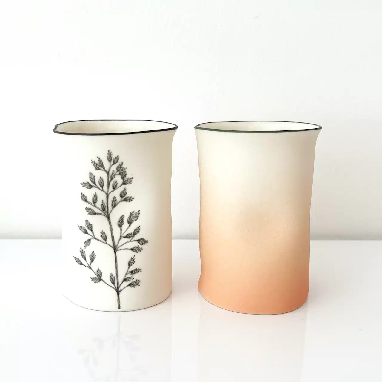 Céramiste, je propose des objets utilitaires en porcelaine, ces pièces uniques sont réalisées dans mon atelier à Poitiers.