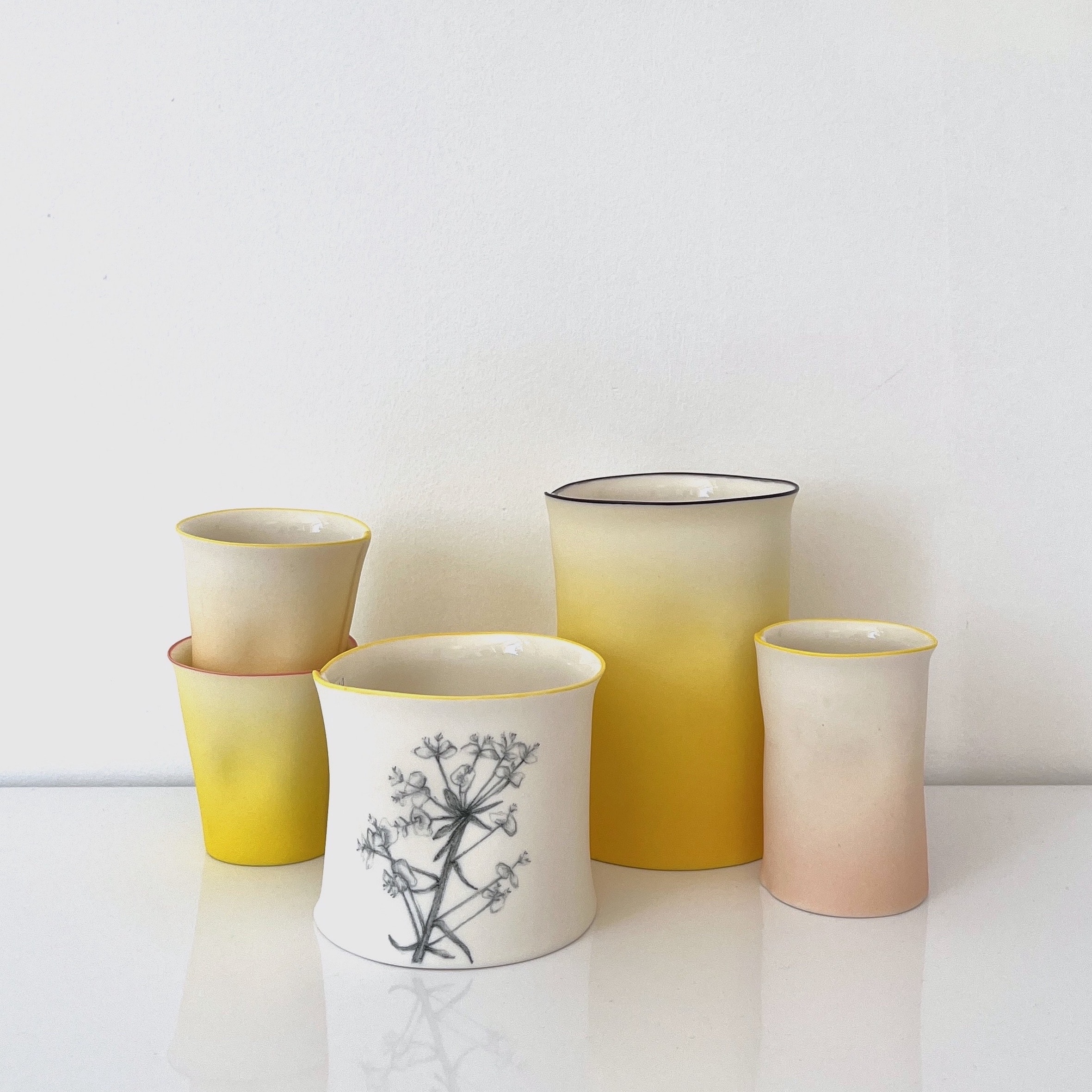 Mes pièces sont uniques, modelées une à une et décorées de croquis réalisés à main levée avant la deuxième cuisson. La porcelaine est un matériau noble, durable et résistant. Il est parfaitement possible de les mettre au lave-vaisselle.