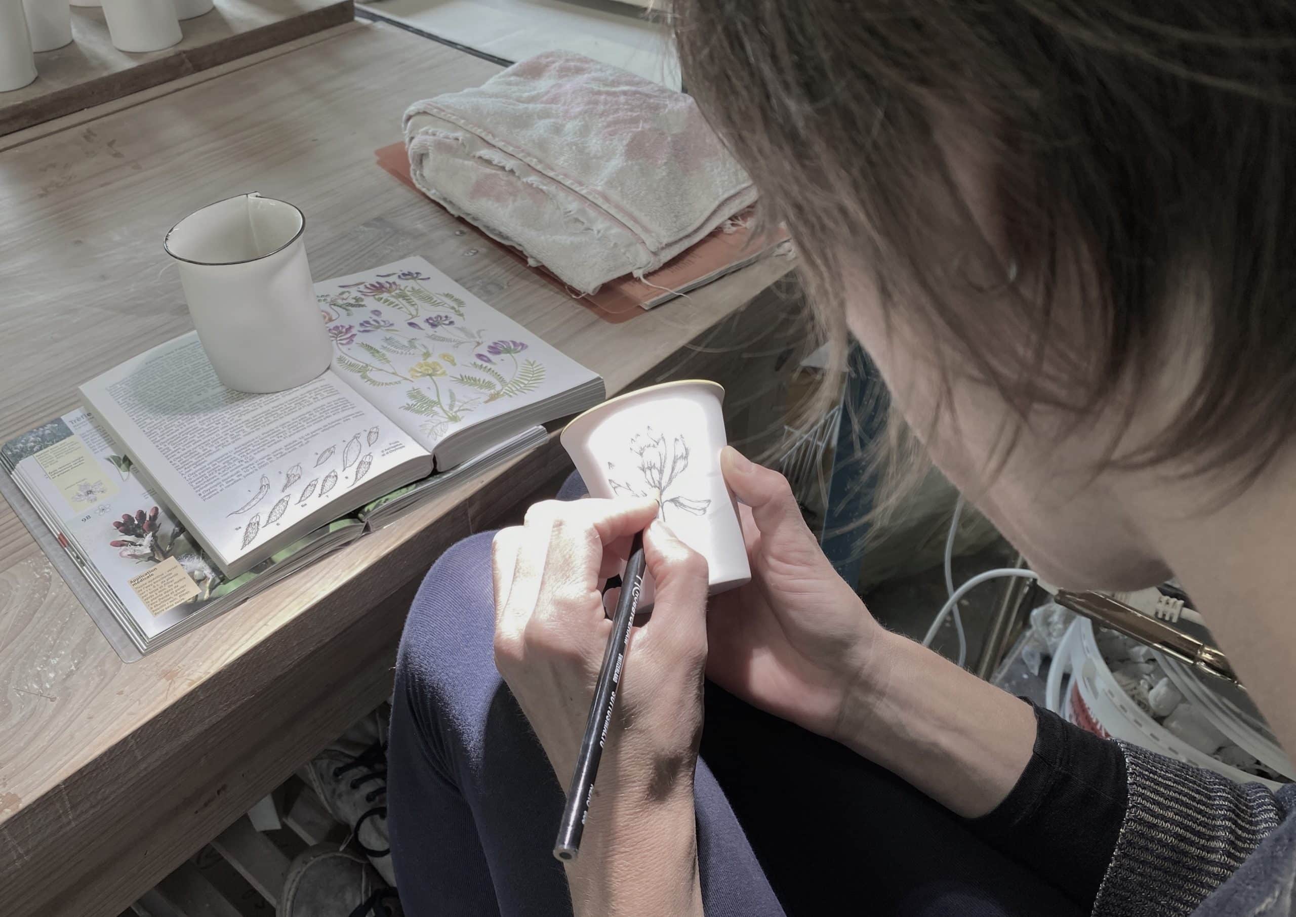 Céramiste, je propose des objets utilitaires en porcelaine, ces pièces uniques sont réalisées dans mon atelier à Poitiers.