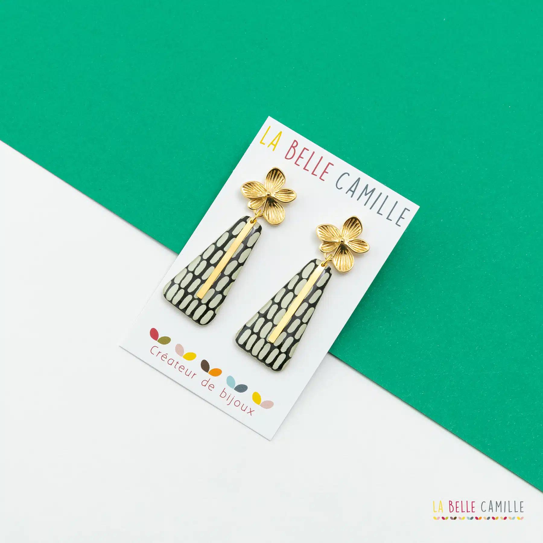 Passionnée de création artisanale en tout genre je me suis dirigée vers les bijoux en 2014. Depuis mon atelier situé à Latillé dans la Vienne je créé deux collections par an.