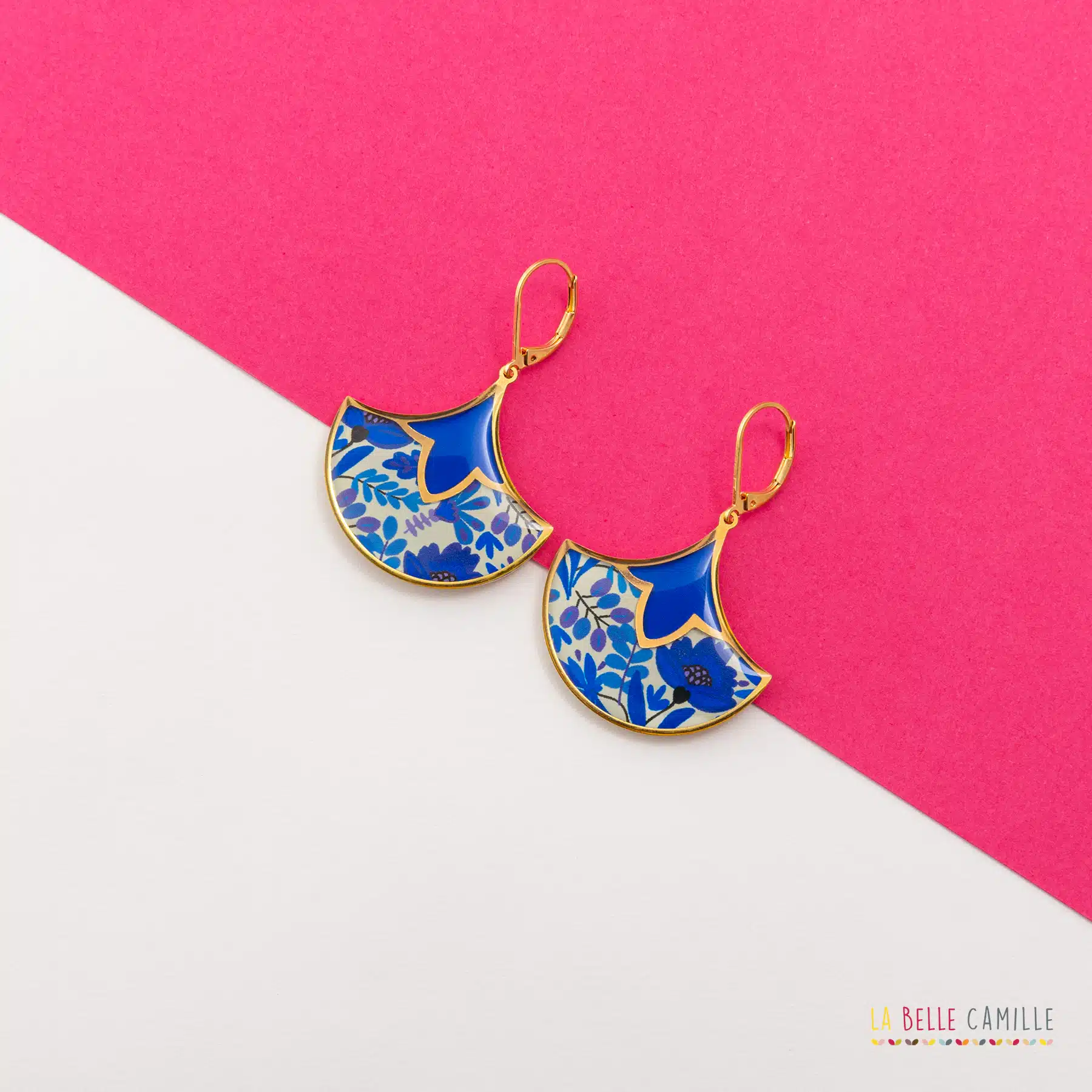 Passionnée de création artisanale en tout genre je me suis dirigée vers les bijoux en 2014. Depuis mon atelier situé à Latillé dans la Vienne je créé deux collections par an.
