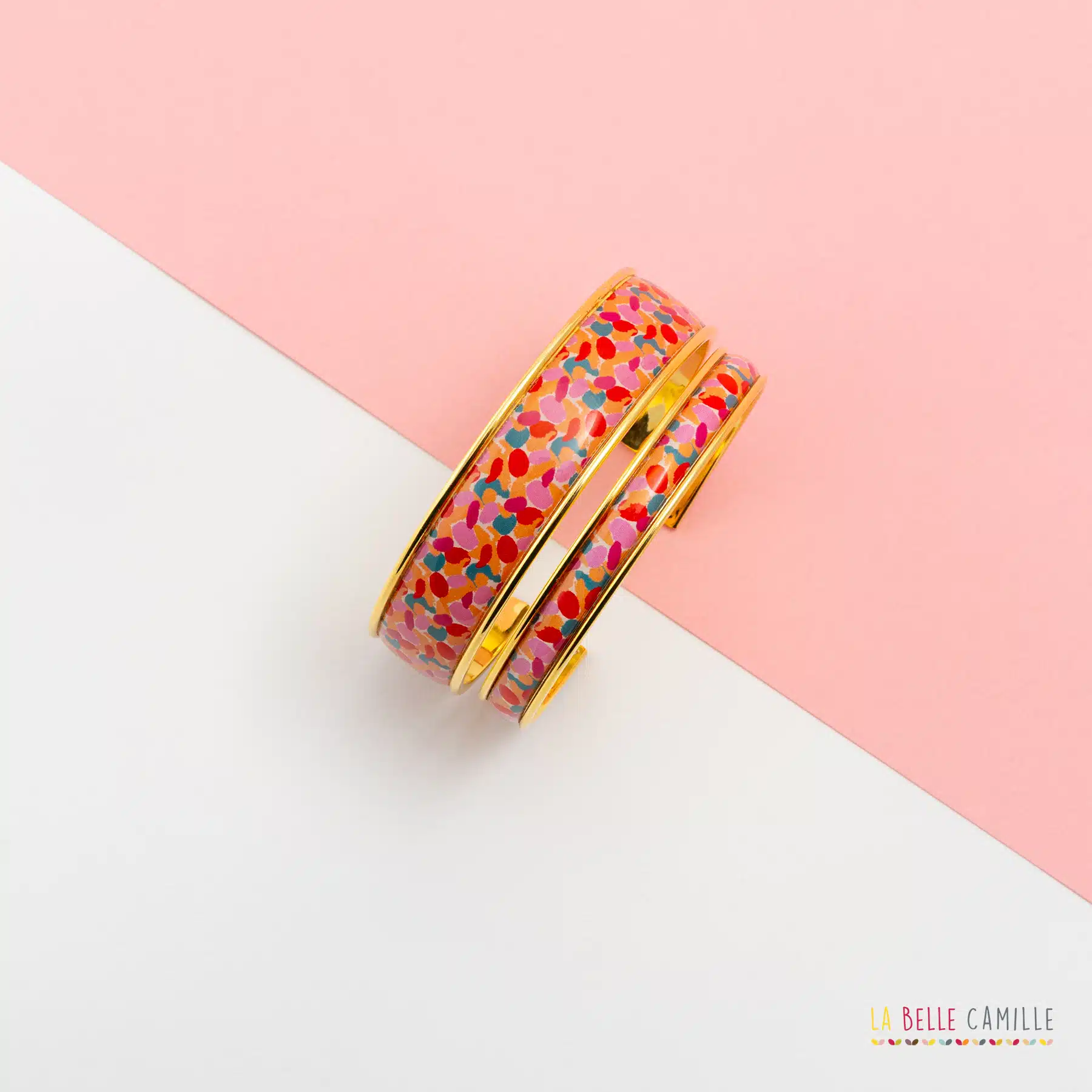 Mes bijoux ressemblent à ce que j’aime, ce dont j’ai envie pour moi. Ils sont empreints d’un caractère ethnique, bohème, rétro et toujours colorés pour égayer votre quotidien.