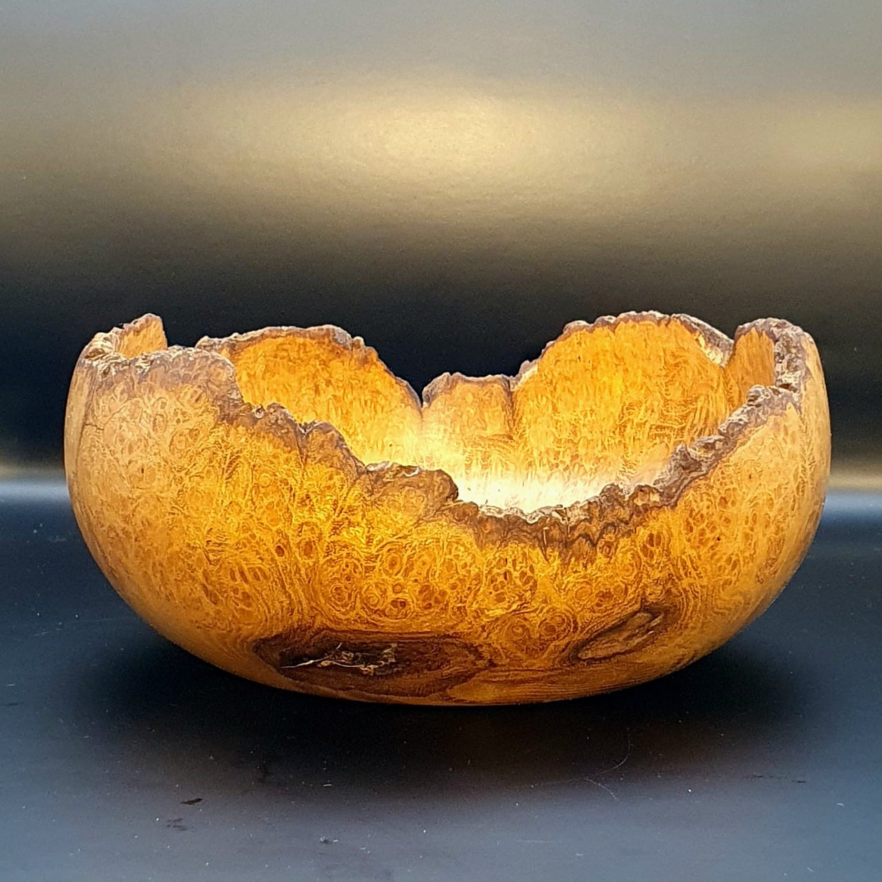 Passionné depuis toujours par le travail du bois et après 20 ans en tant que Menuisier/Charpentier, j'avais à cœur de retrouver le plaisir "simple" de l'atelier, d'une démarche plus créative, plus minutieuse. C'est pourquoi j’exerce aujourd'hui le métier de tourneur sur bois dans l'intimité de mon atelier à la Rochelle
