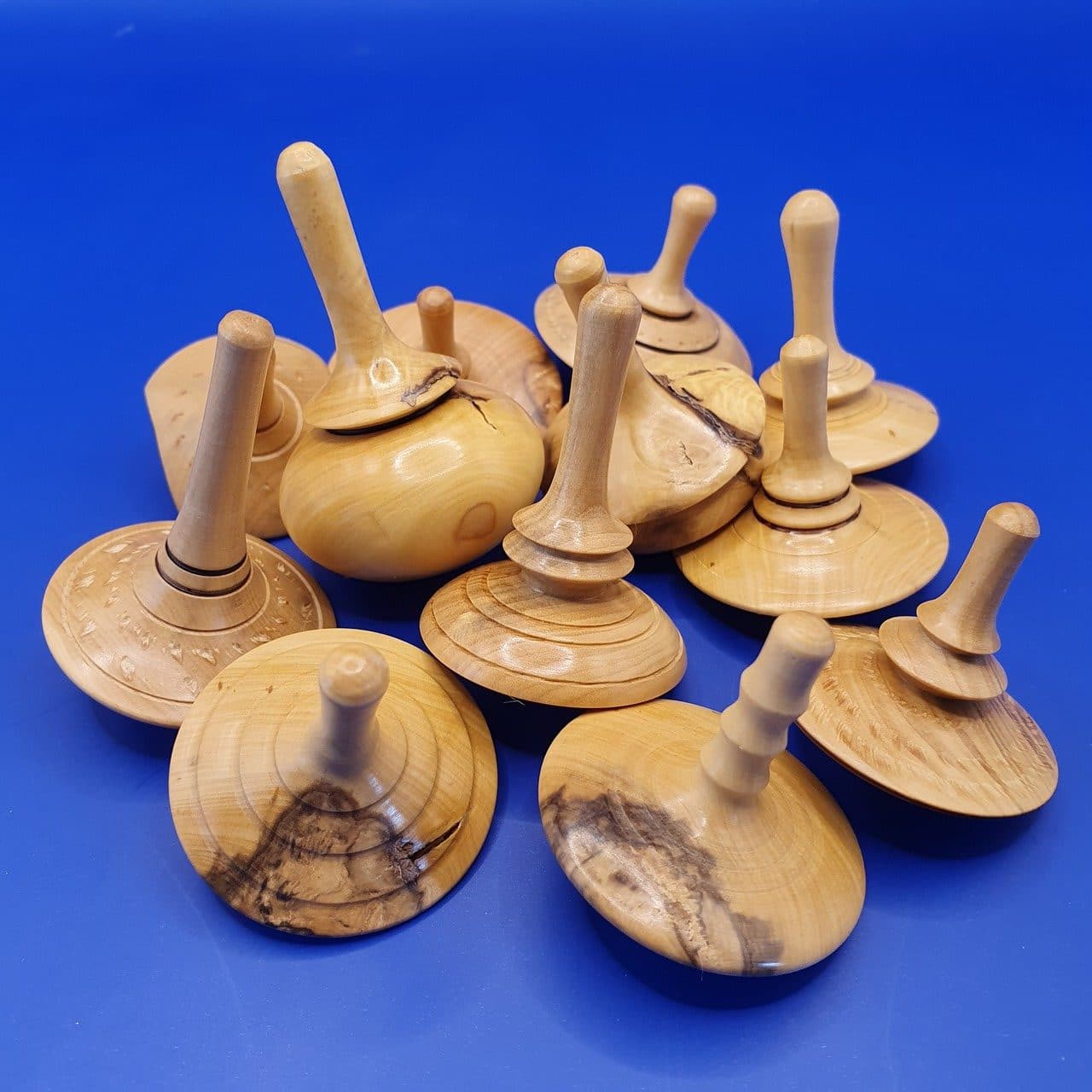 Passionné depuis toujours par le travail du bois et après 20 ans en tant que Menuisier/Charpentier, j'avais à cœur de retrouver le plaisir "simple" de l'atelier, d'une démarche plus créative, plus minutieuse. C'est pourquoi j’exerce aujourd'hui le métier de tourneur sur bois dans l'intimité de mon atelier à la Rochelle