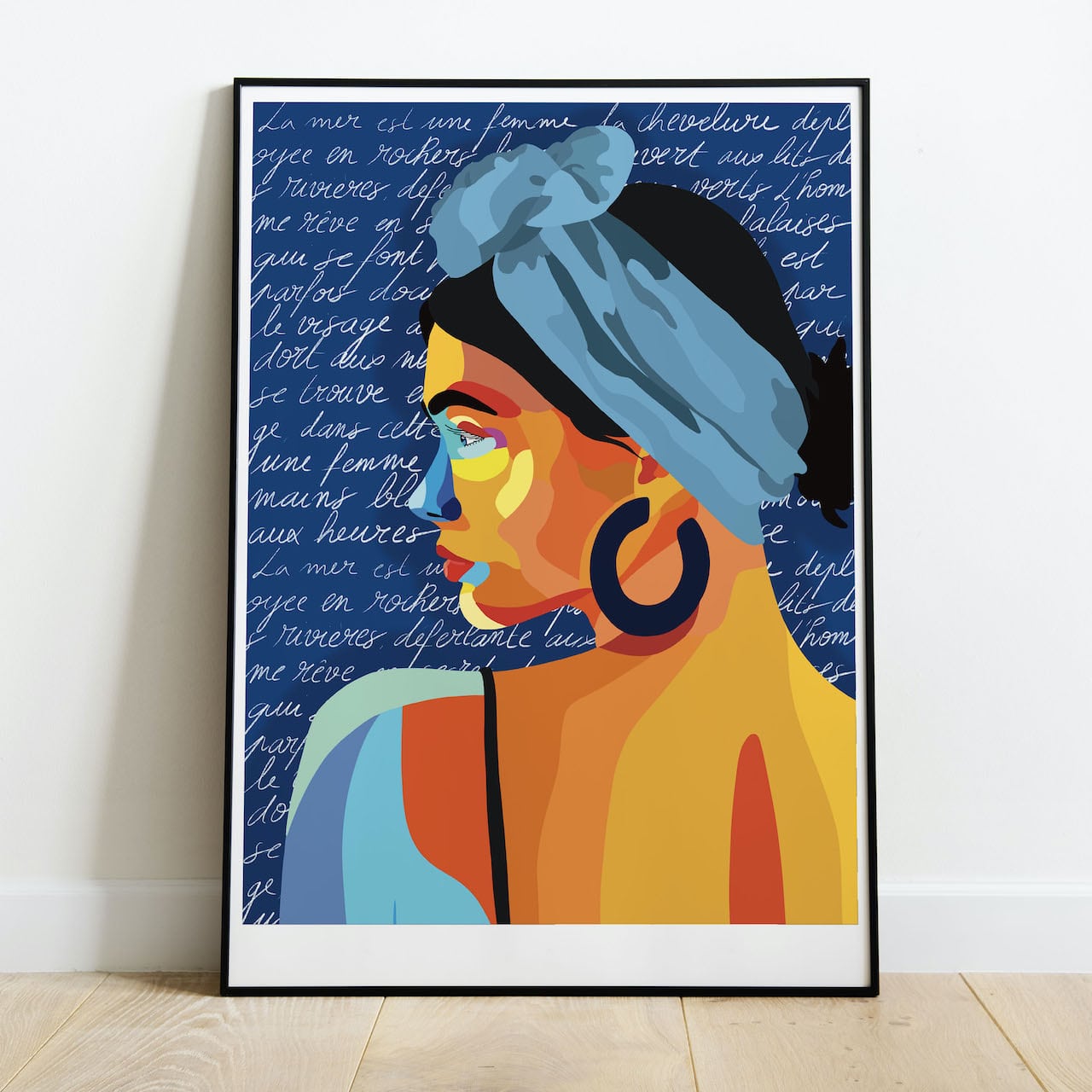 Illustration d'un portrait d'une femme coloré. Elle privilégie une création locale et responsable, avec des impressions de qualité réalisées en France et des textiles sélectionnés pour leur durabilité.
