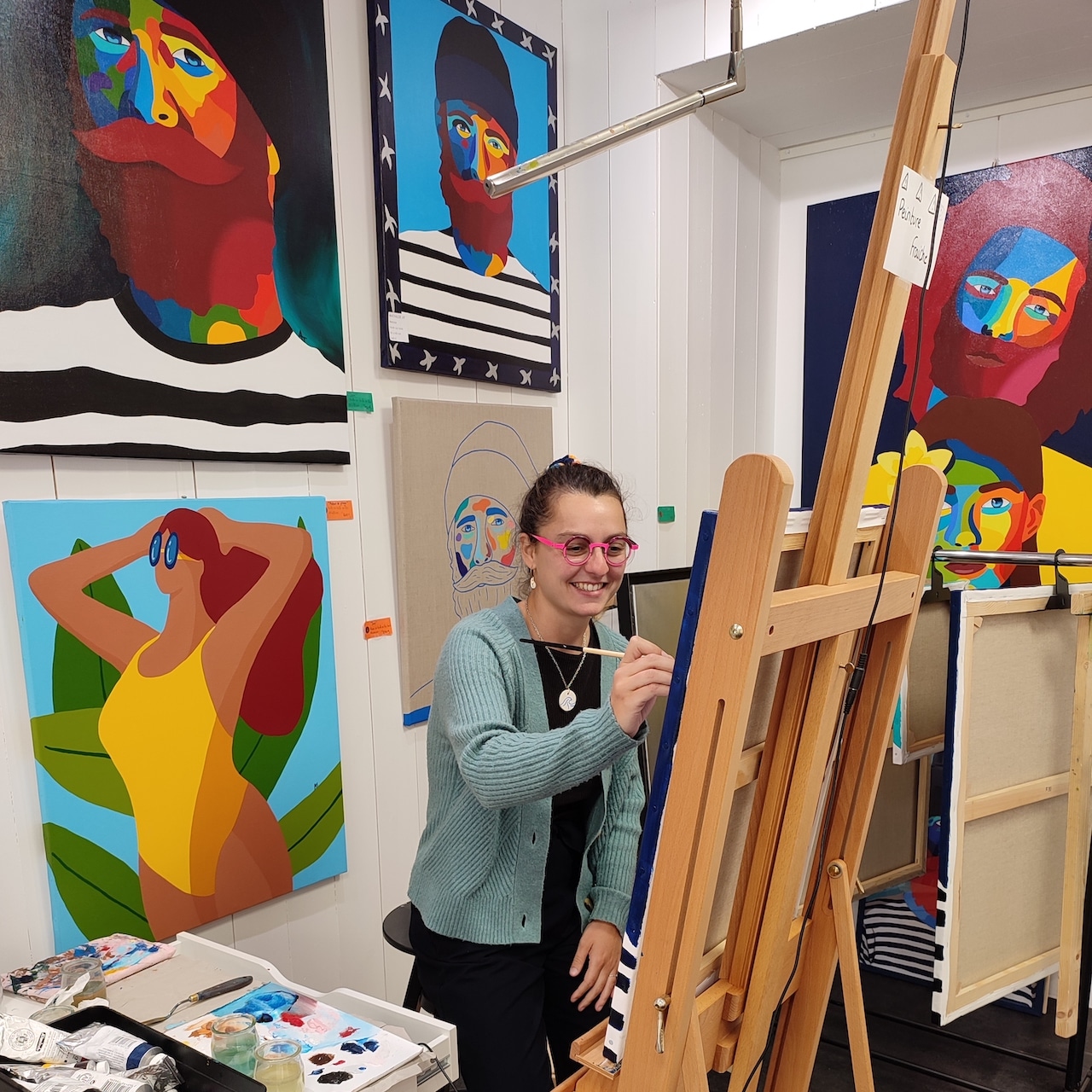 Mathilde AT, artiste peintre et illustratrice Rochelaise, elle crée des portraits colorés inspirés de l’océan.