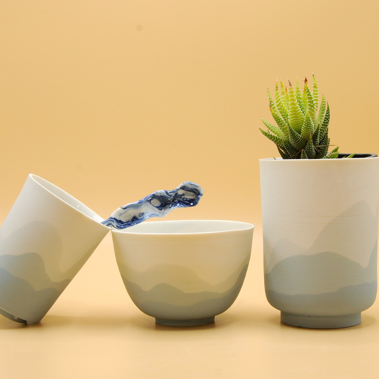 La porcelaine étant une céramique délicate à travailler, nous fabriquons nous-mêmes les moules et les supports de production.