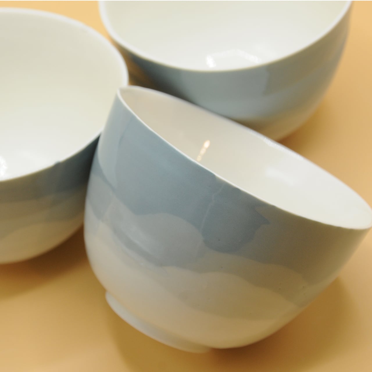 Dans notre atelier, nous réalisons tout de A à Z. La porcelaine étant une céramique délicate à travailler, nous fabriquons nous-mêmes les moules et les supports de production. Nous avons mis au point des techniques uniques pour décorer nos pièces avec des couleurs pures et inaltérables.