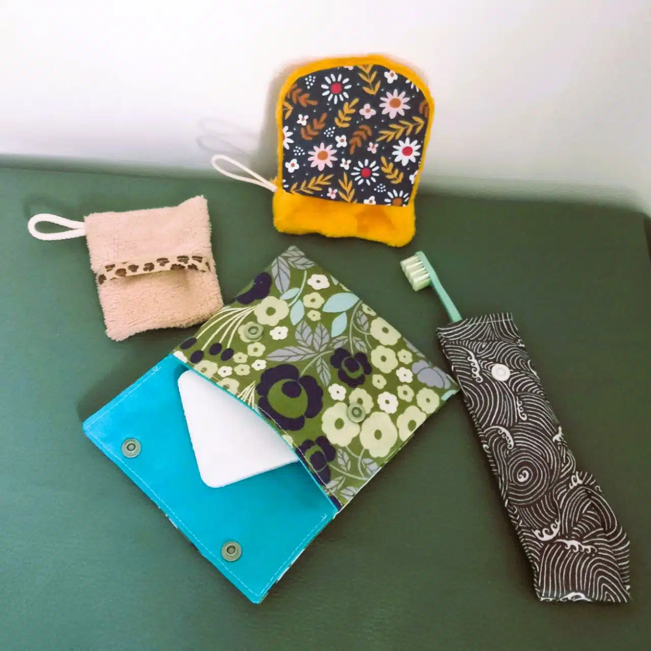 Cette créatrice coud des accessoires utilitaires afin de remplacer ce qui est en général à usage unique dans notre quotidien. Ces accessoires faits-main entrent dans une démarche locale et écologique. Création d'une pochette de brosse à dents ou bien pour ranger les cotons etc.