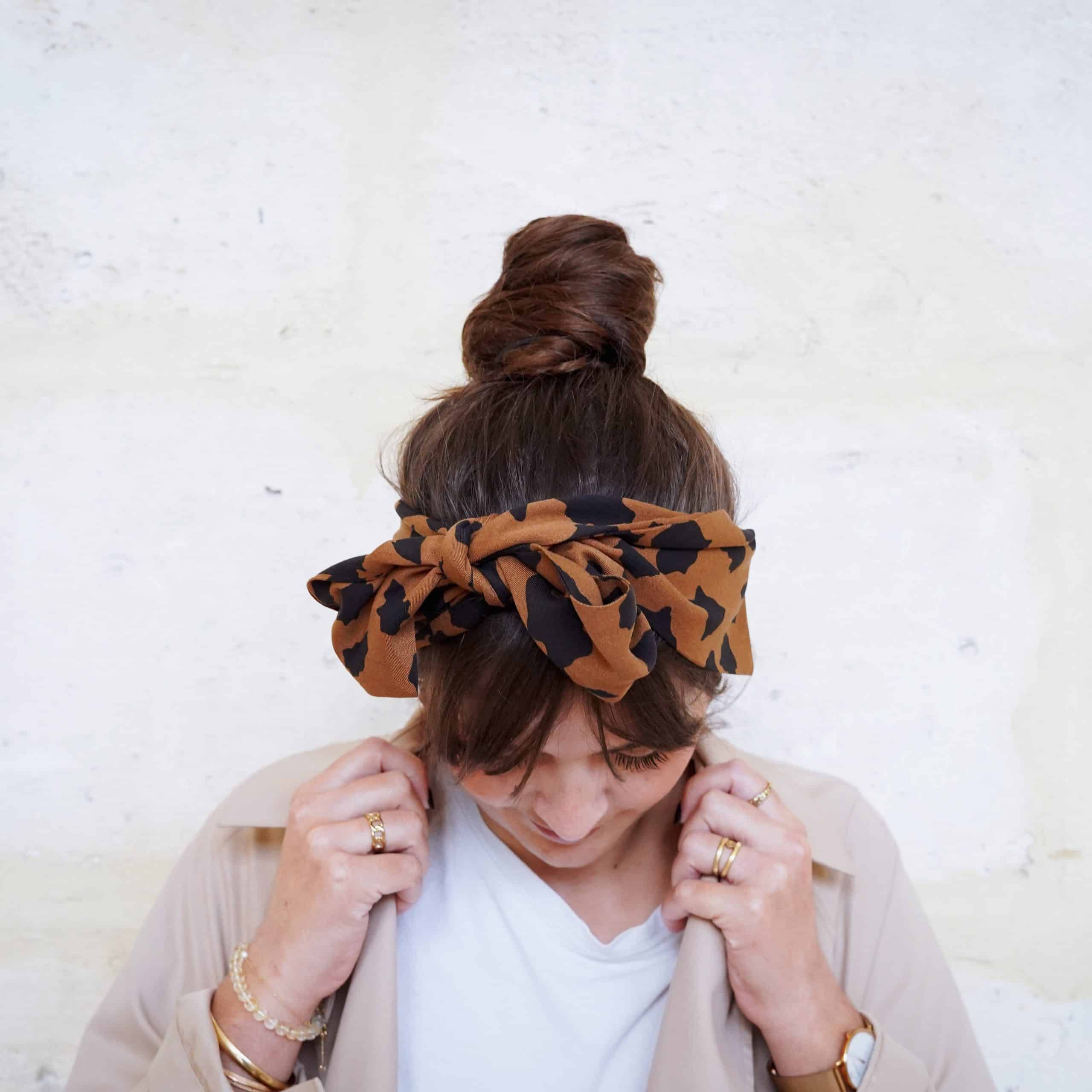 Création d'un foulard de cheveux, avec des motifs noirs sur tissus marron