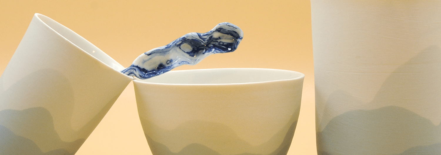 Nous sommes deux artistes associés ayant créé l’atelier Lililing, situé à Ligugé. Nous fabriquons des pièces uniques et des micro-séries en porcelaine.