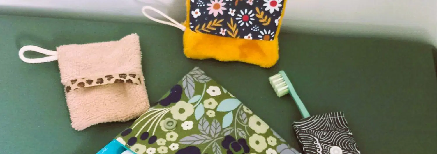 Cette créatrice coud des accessoires utilitaires afin de remplacer ce qui est en général à usage unique dans notre quotidien. Ces accessoires faits-main entrent dans une démarche locale et écologique. Création d'une pochette de brosse à dents ou bien pour ranger les cotons etc.