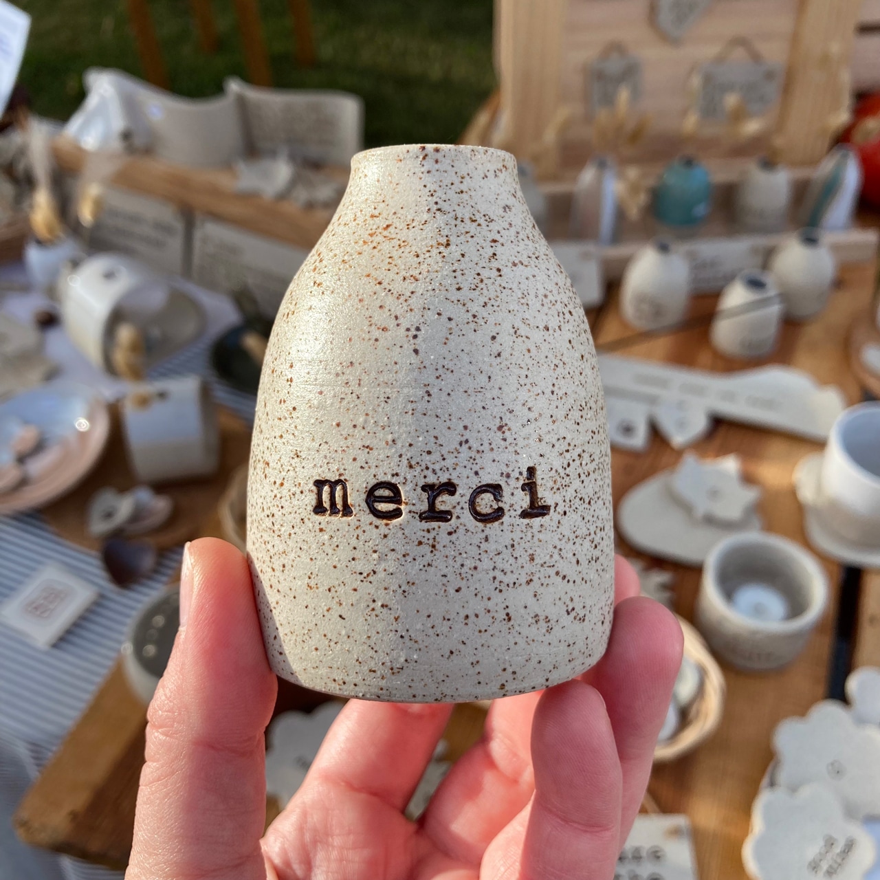 Pièces utilitaires et décoratives en grès, personnalisée avec le mot "merci"