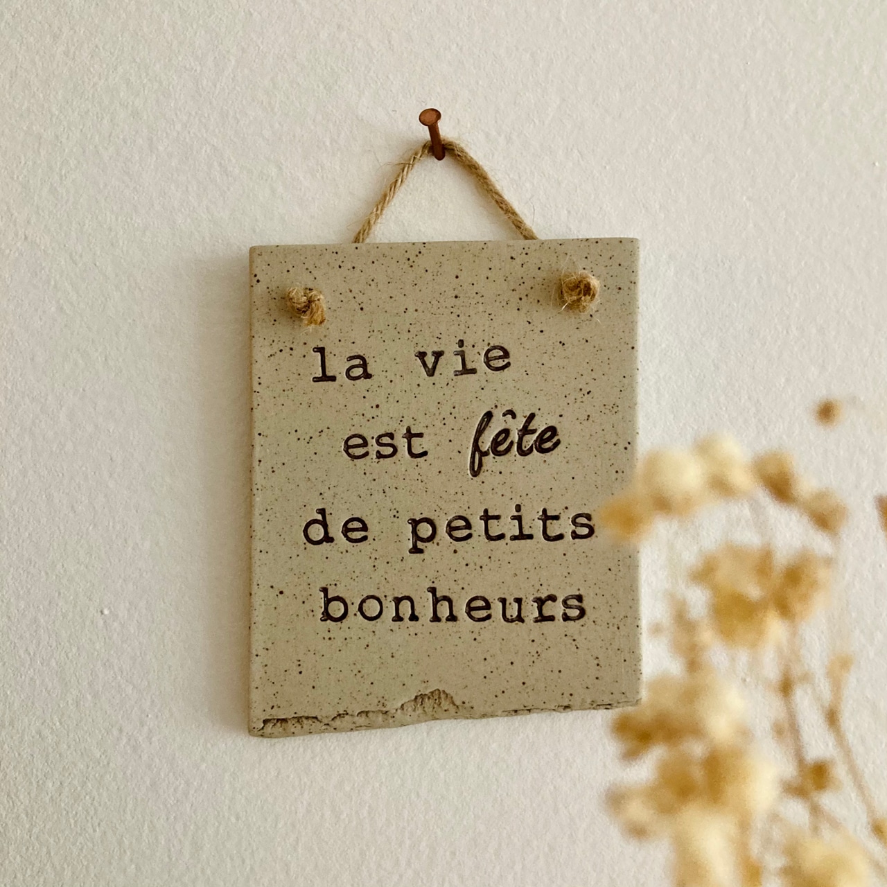 Jeune céramiste installée à Richelieu en Centre – Val de Loire, Marjolaine Touillet fabrique derrière la marque Zoé and Ray, des pièces utilitaires et décoratives en grès.