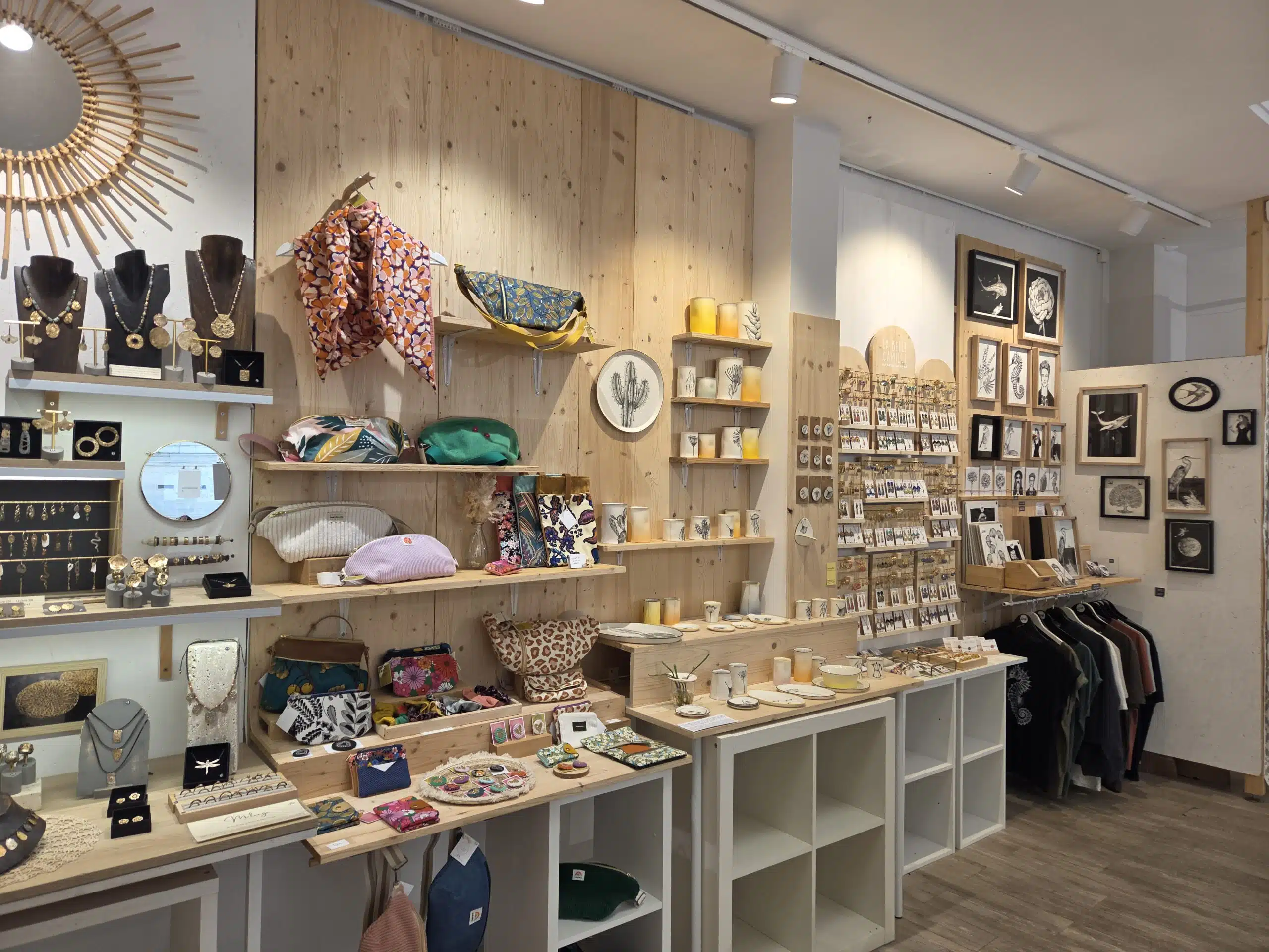 Boutique intérieure Colibri. Colibri est une boutique associative de créateurs locaux située en plein centre de Poitiers, à deux pas de l’hôtel de ville.