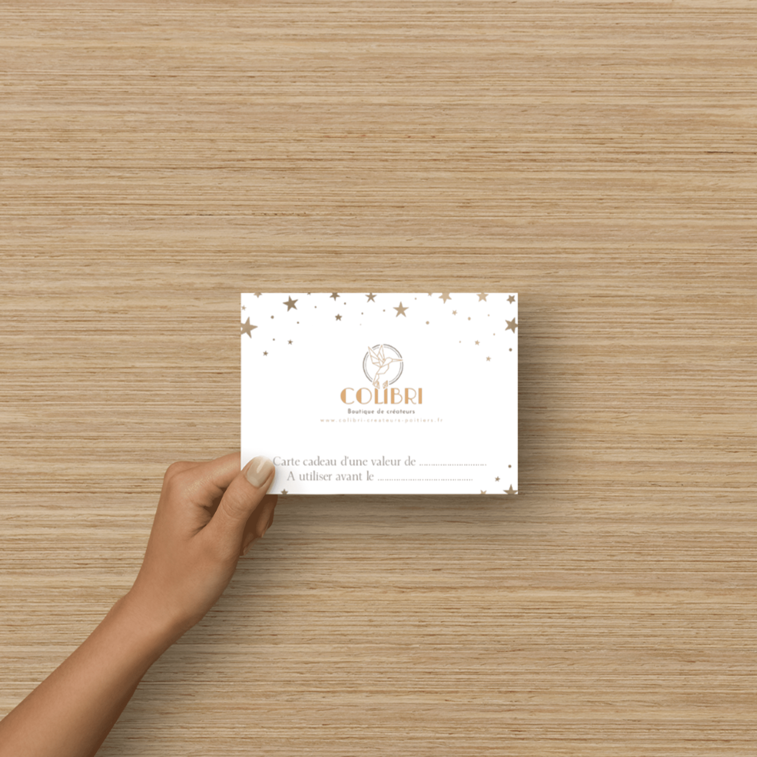 Au format carte postale et du montant de votre choix, la personne qui se la verra offrir aura 6 mois pour l’utiliser et se faire plaisir en boutique !