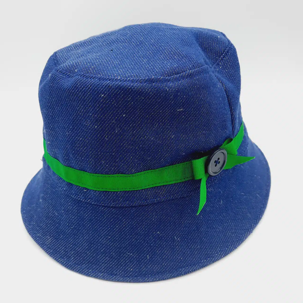 Produits et savoir-faire : Je crée divers accessoires : des écharpes triangulaires à pompons, les mitaines, les étoles, et des accessoires de tête : bandeaux cheveux, bérets réversibles et chapeaux.