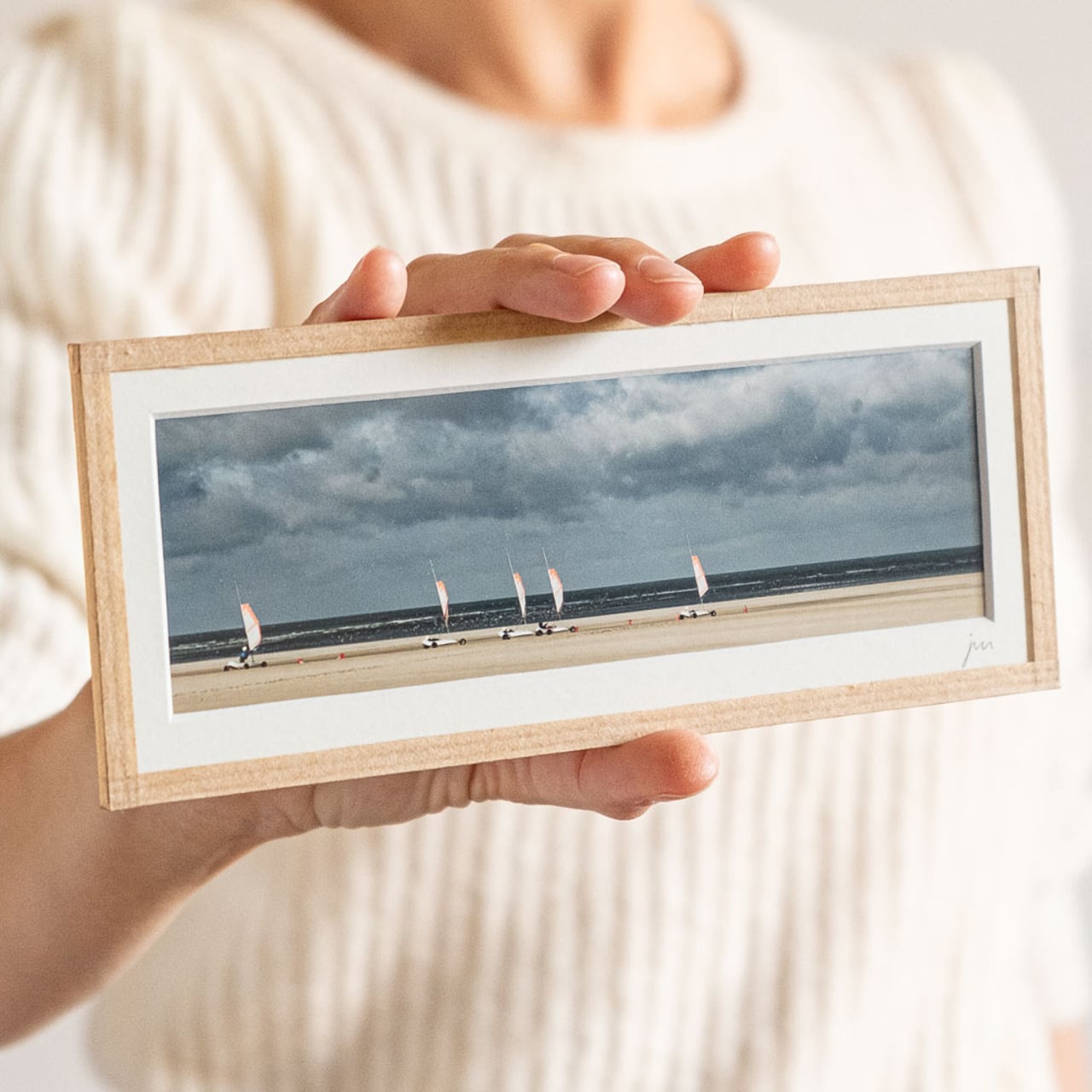Photographes à Nantes, Johanna et Matthieu proposent des tirages d'art et petits formats encadrés. Une vision poétique et graphique de la France et de ses côtes.