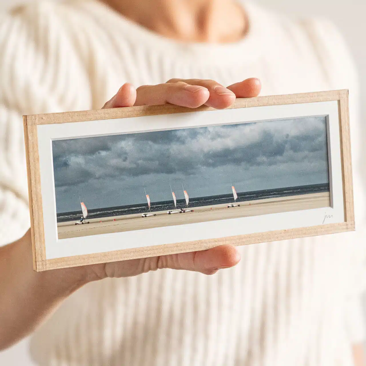 Photographes à Nantes, Johanna et Matthieu proposent des tirages d'art et petits formats encadrés. Une vision poétique et graphique de la France et de ses côtes.