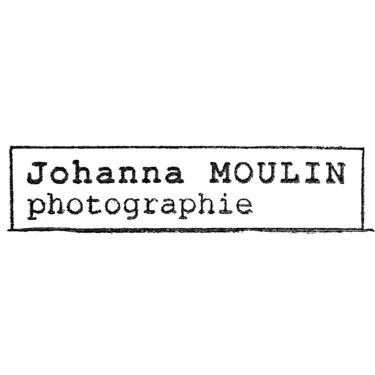 Découvrez les tirages photos signés de Johanna et Matthieu. Photographies minimalistes et graphiques, encadrées à la main en Loire-Atlantique. L'art du quotidien.