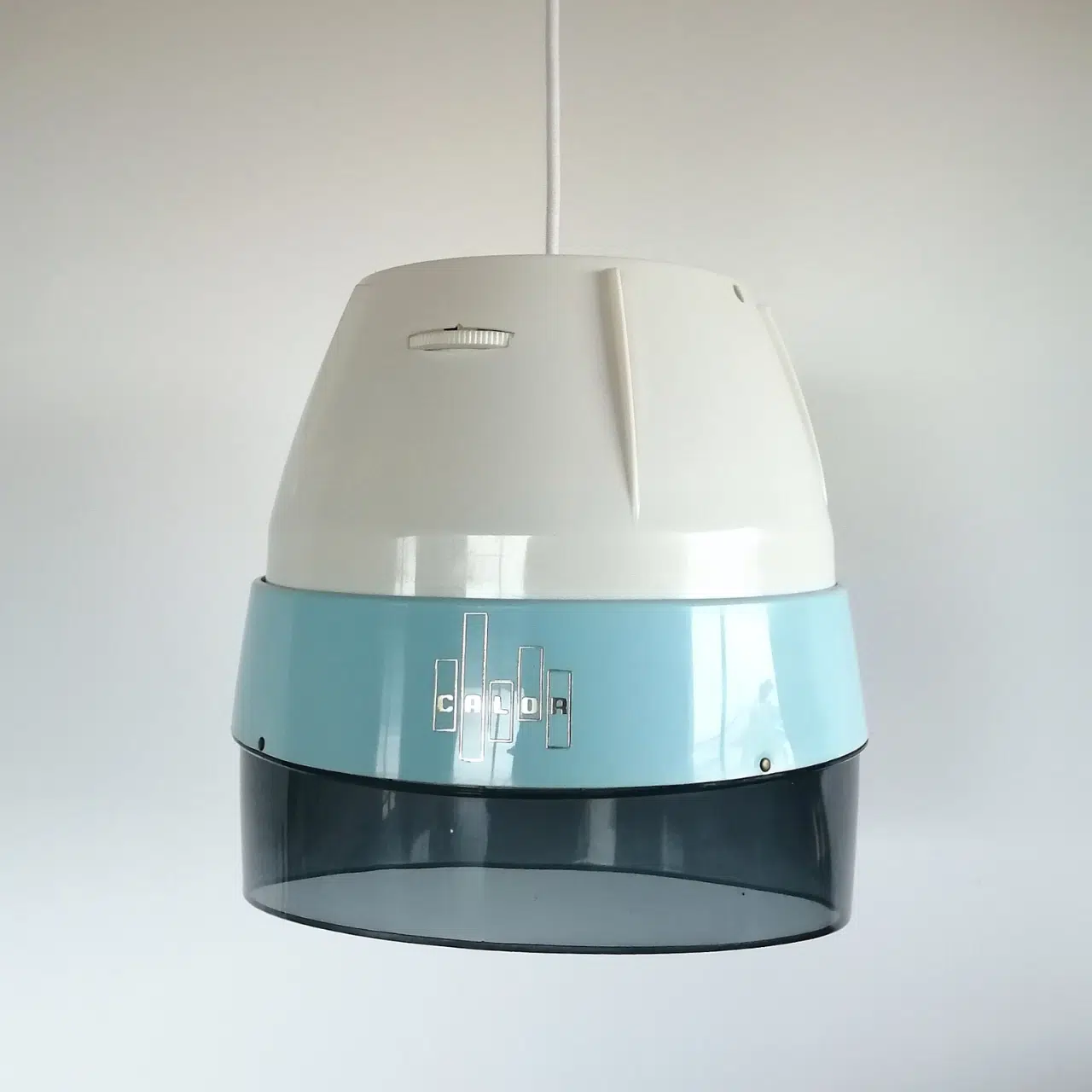 Découvrez les créations upcycling de cette "Mécano d'objets de Mémés" en Vendée. Pièces uniques, luminaires et déco vintage restaurés avec style et passion.