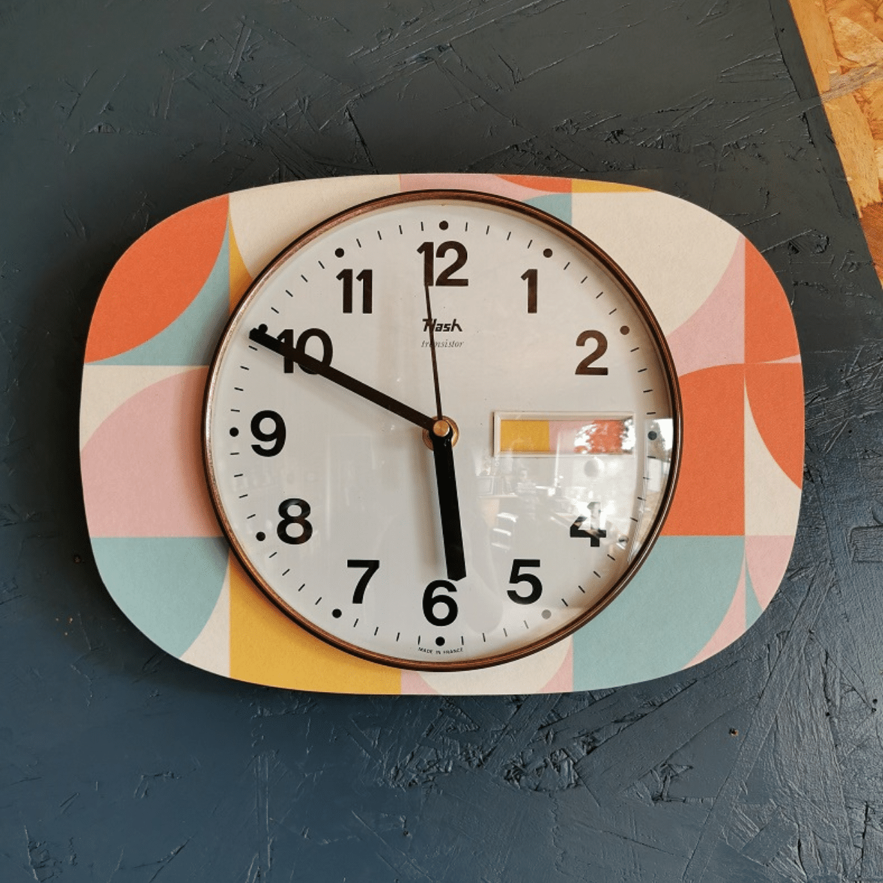 Découvrez les créations upcycling de cette "Mécano d'objets de Mémés" en Vendée. Pièces uniques, luminaires et déco vintage restaurés avec style et passion.