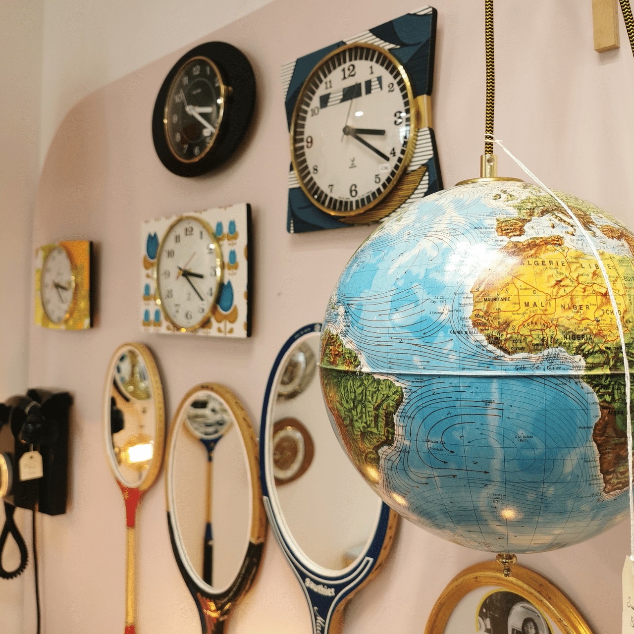 Découvrez les créations upcycling de cette "Mécano d'objets de Mémés" en Vendée. Pièces uniques, luminaires et déco vintage restaurés avec style et passion.