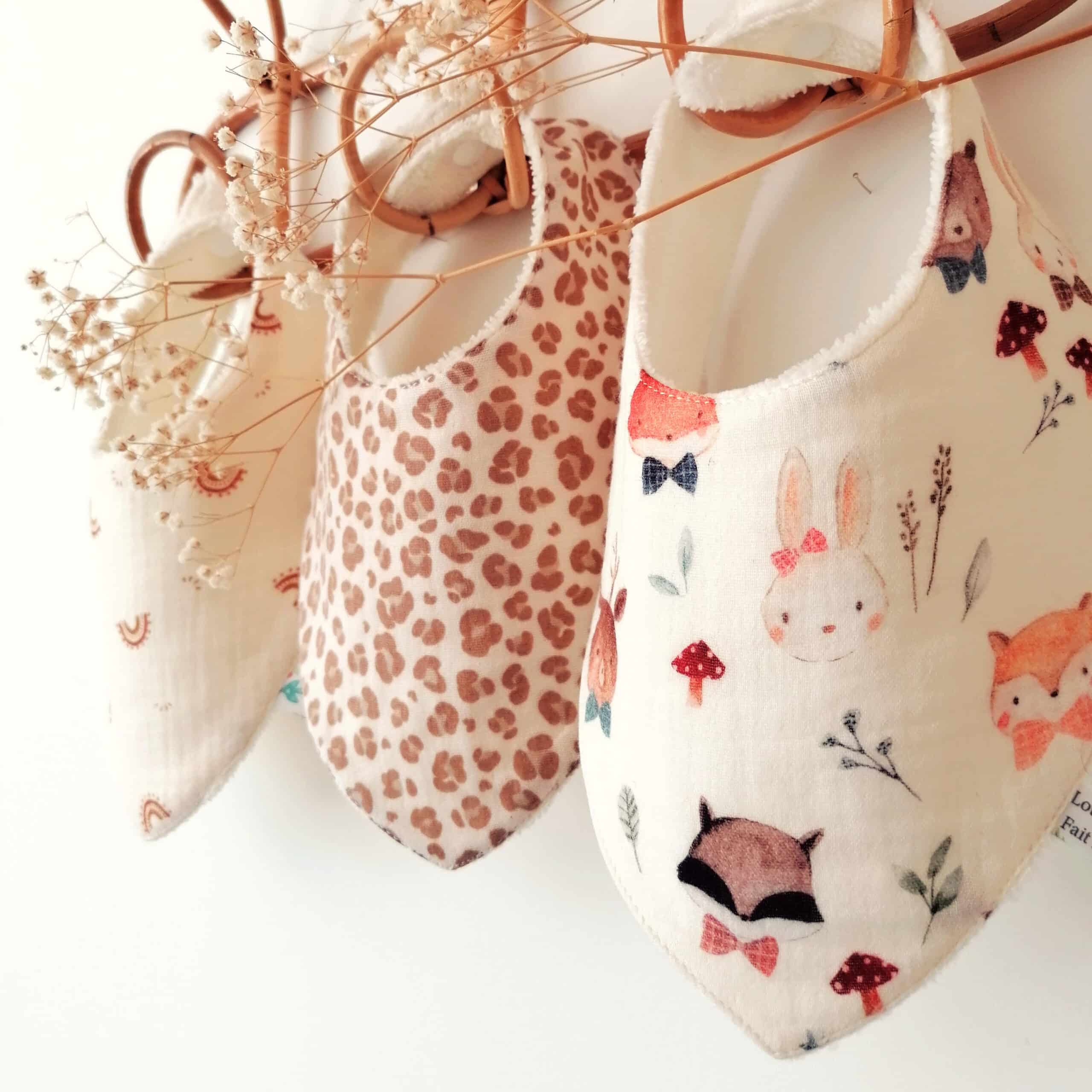 Couturière diplômée à Migné-Auxances, je crée des accessoires pour enfants et minis bananes uniques. Un univers doux né de 10 ans d'expérience en atelier.