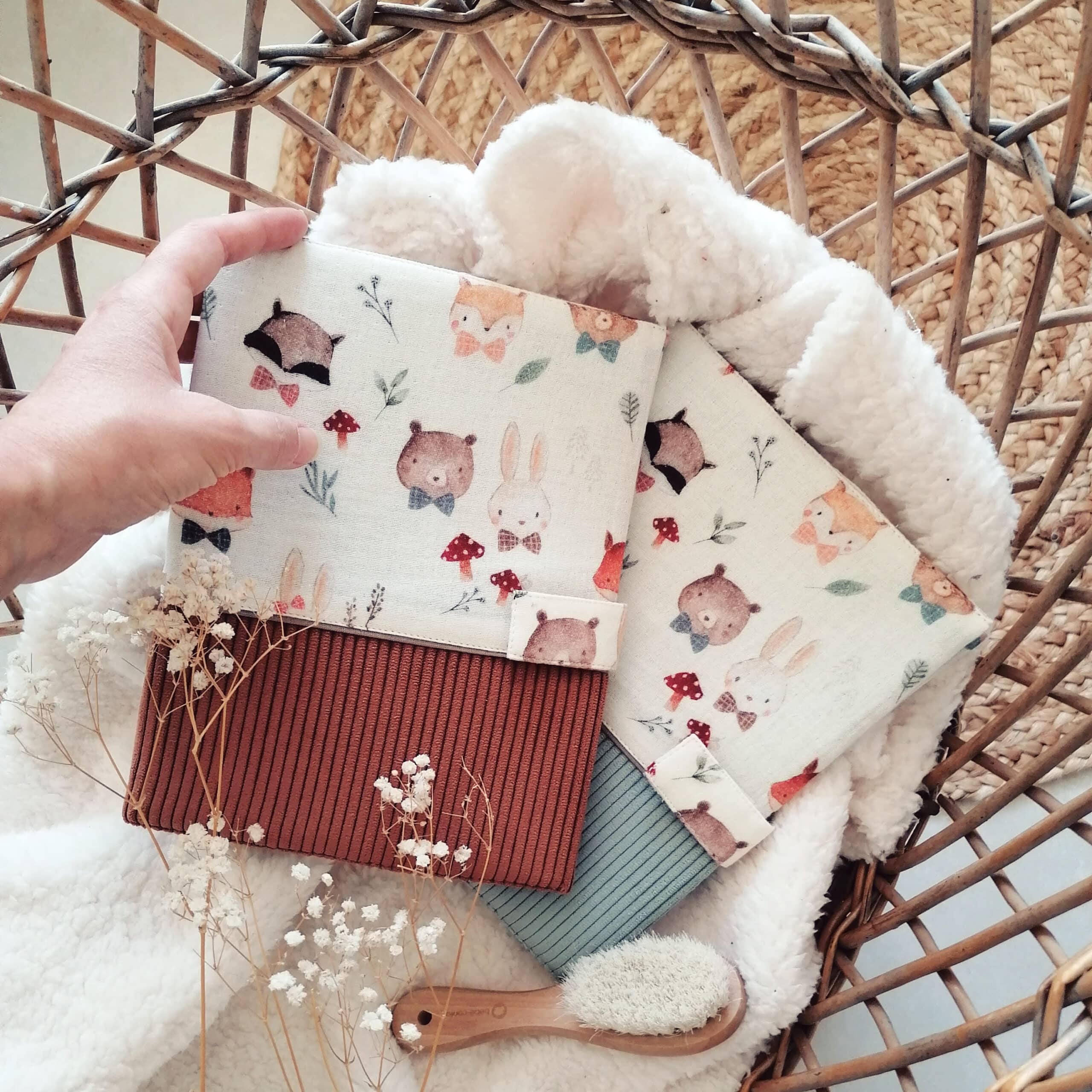 Couturière diplômée à Migné-Auxances, je crée des accessoires pour enfants et minis bananes uniques. Un univers doux né de 10 ans d'expérience en atelier.