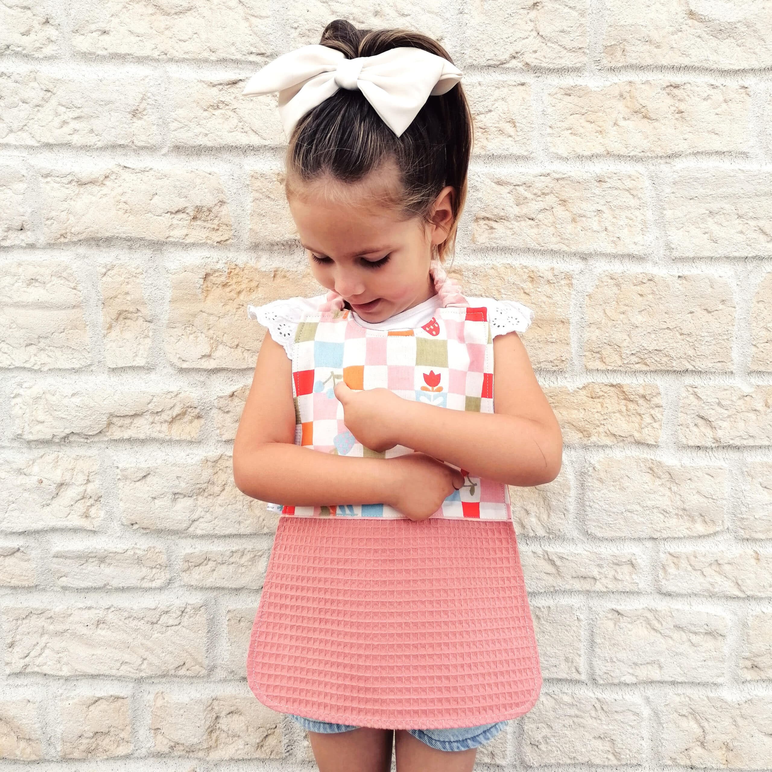 Couturière diplômée à Migné-Auxances, je crée des accessoires pour enfants et minis bananes uniques. Un univers doux né de 10 ans d'expérience en atelier.