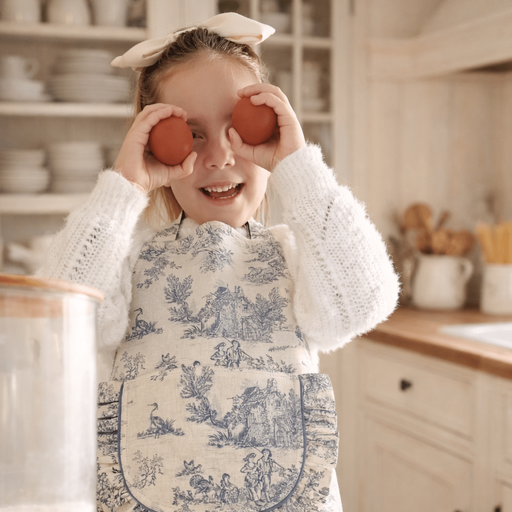 Couturière diplômée à Migné-Auxances, je crée des accessoires pour enfants et minis bananes uniques. Un univers doux né de 10 ans d'expérience en atelier.