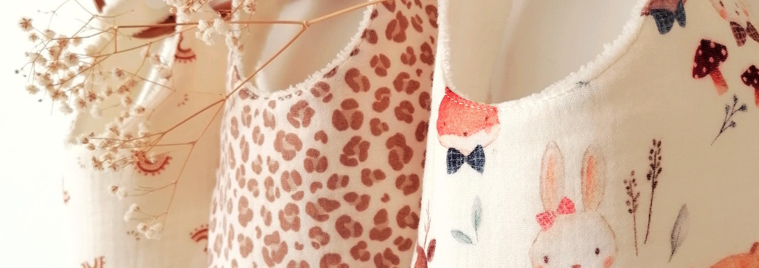 Découvrez Lou des bois Créations : accessoires bébés, enfants et sacs banane faits main à Migné-Auxances (86). Une couture artisanale, éthique et passionnée.
