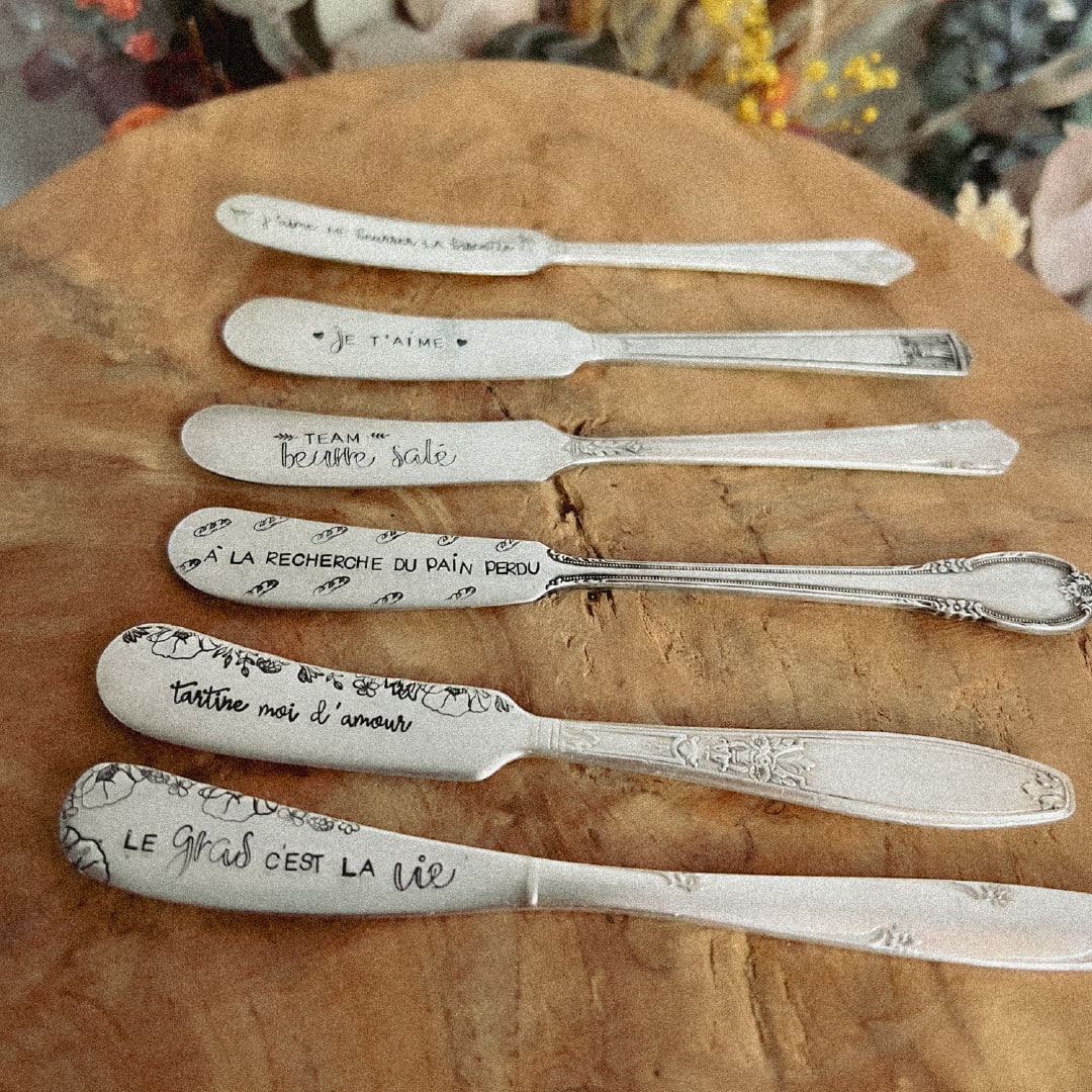 Découvrez Mameez : objets vintage et bijoux personnalisés, gravés à la main près de Poitiers. Cuillères, médailles et pépites upcyclées pour des cadeaux uniques.