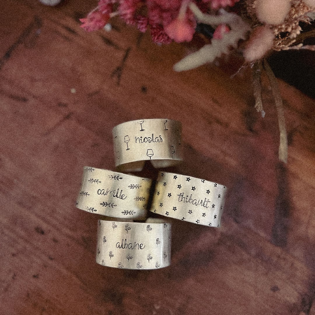 Découvrez Mameez : objets vintage et bijoux personnalisés, gravés à la main près de Poitiers. Cuillères, médailles et pépites upcyclées pour des cadeaux uniques.