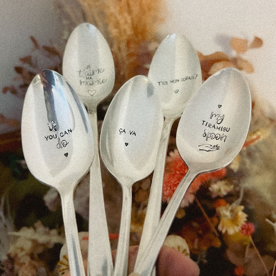Découvrez Mameez : objets vintage et bijoux personnalisés, gravés à la main près de Poitiers. Cuillères, médailles et pépites upcyclées pour des cadeaux uniques.