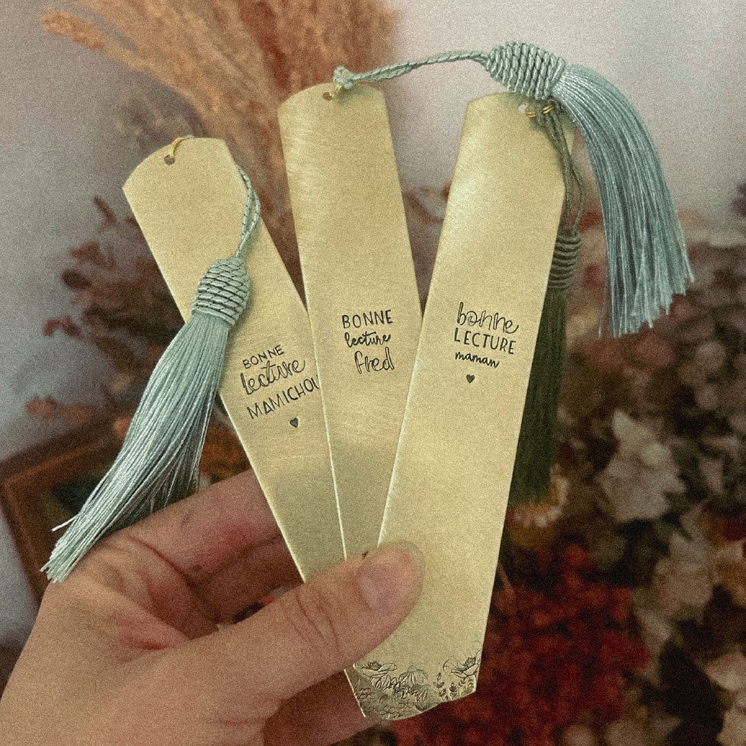 Découvrez Mameez : objets vintage et bijoux personnalisés, gravés à la main près de Poitiers. Cuillères, médailles et pépites upcyclées pour des cadeaux uniques.