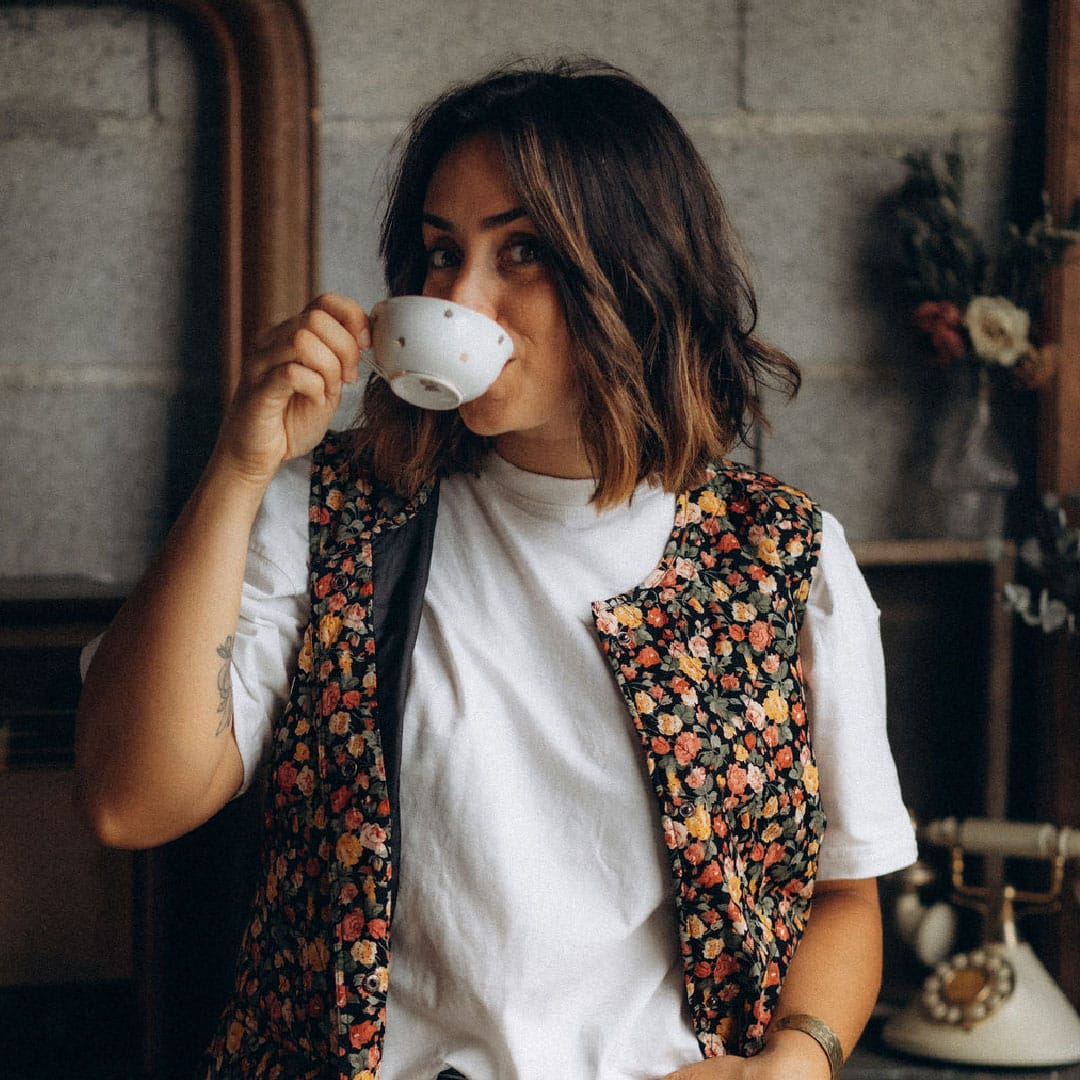 Artisanat local et upcycling à Poitiers. Chloé crée pour Mameez des objets gravés à la main et chargés d'histoire. Des pièces uniques, durables et poétiques.