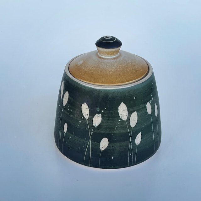 Céramiste près d'Arçais, je crée de la vaisselle en grès aux lignes douces et épurées. Découvrez mes créations artisanales nées au cœur du Marais Poitevin.