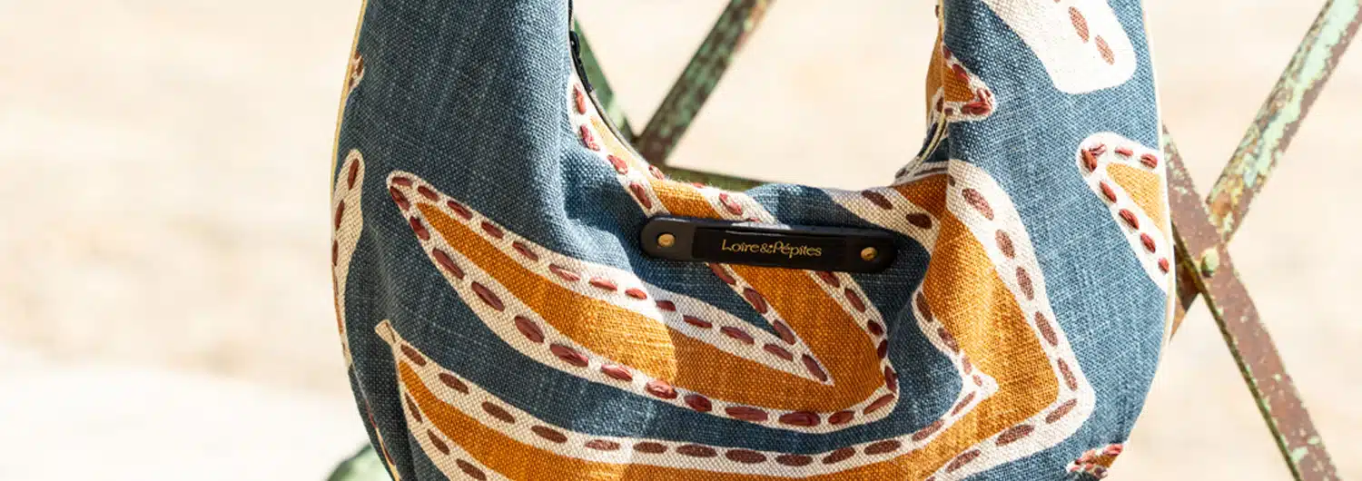 Créatrice de la marque Loire & Pépites, une enseigne d’accessoires textiles faits main près de Bourgueil en Touraine, je confectionne des sacs, pochettes et pièces artisanales en petites séries, avec des matières soigneusement choisies et des finitions soignées.
