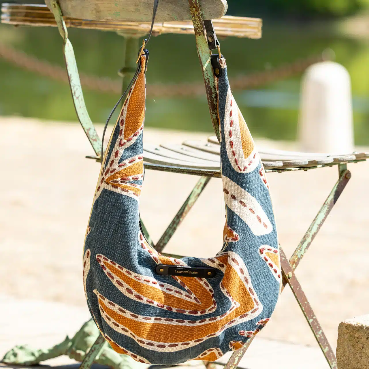 Chez Loire & Pépites, chaque création est imaginée et fabriquée à la main dans mon atelier [supprimé "en Touraine" car dit juste au-dessus], avec l’envie de proposer des pièces à la fois pratiques, élégantes et uniques. Inspirée par les couleurs, les textures et le quotidien des femmes actives, je crée des sacs et accessoires textiles qui allient style et fonctionnalité.