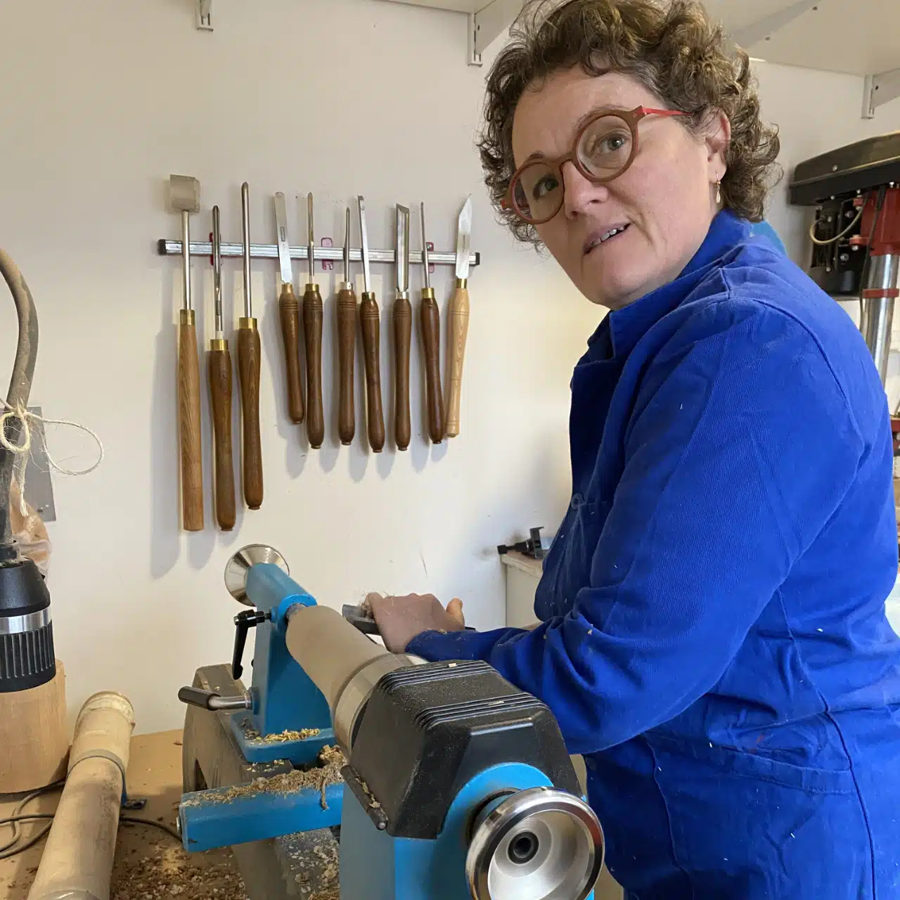 Derrière Autour du Chêne Rouge, entreprise artisanale deux-sévrienne, se cache Sandrine, tourneuse sur bois à Noirterre, proche Bressuire.