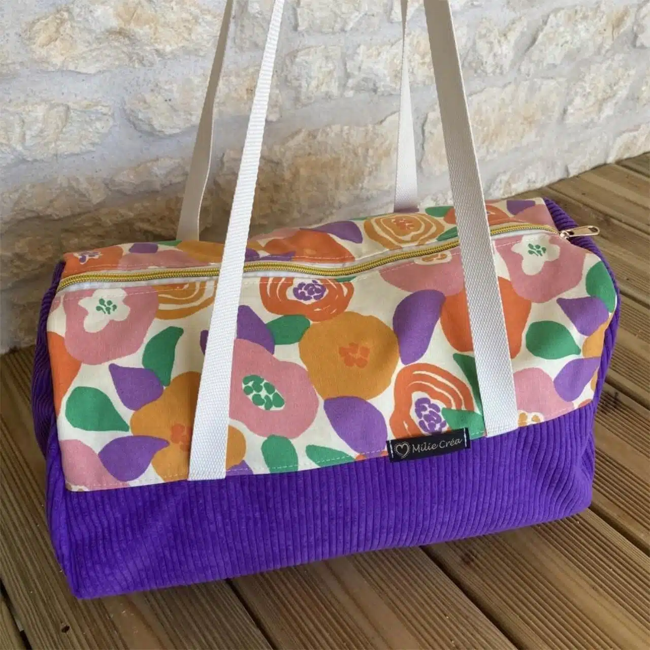 Je crée des accessoires faits main, colorés ou sobres selon les demandes. Mes produits sont uniques ou réalisés en toutes petites séries !