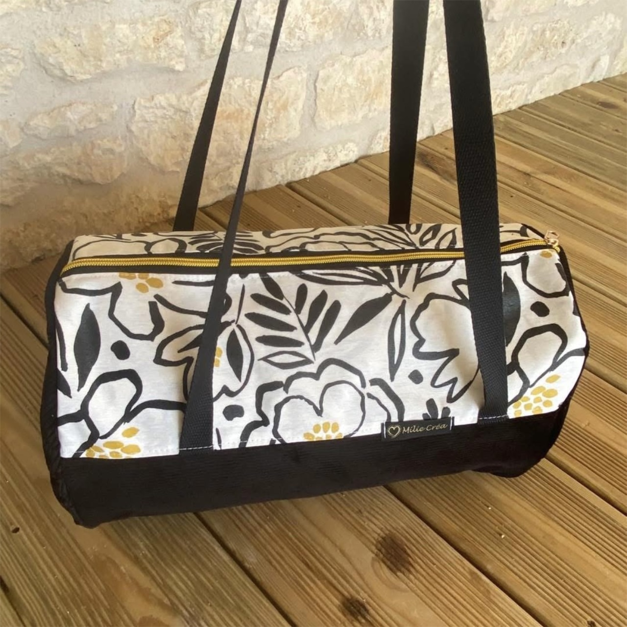 Je crée des accessoires faits main, colorés ou sobres selon les demandes. Mes produits sont uniques ou réalisés en toutes petites séries !