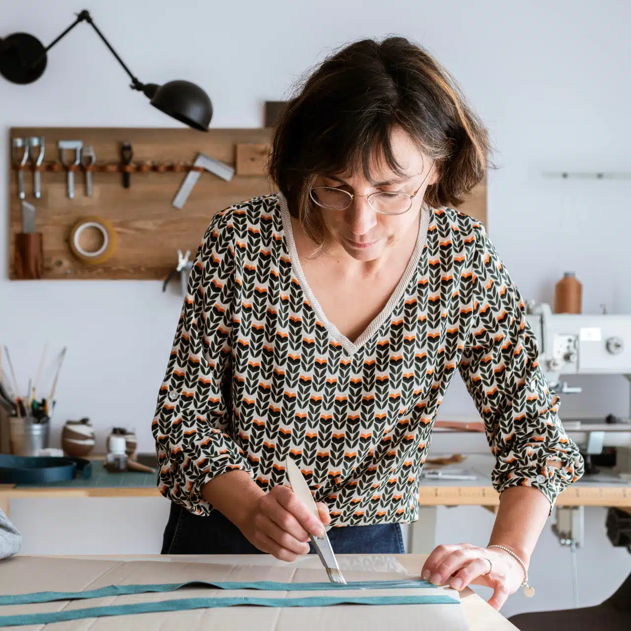 Créatrice de sacs et d'accessoires en cuir, je propose des pièces uniques conçues et réalisées dans mon atelier d’Avrillé, en Vendée.