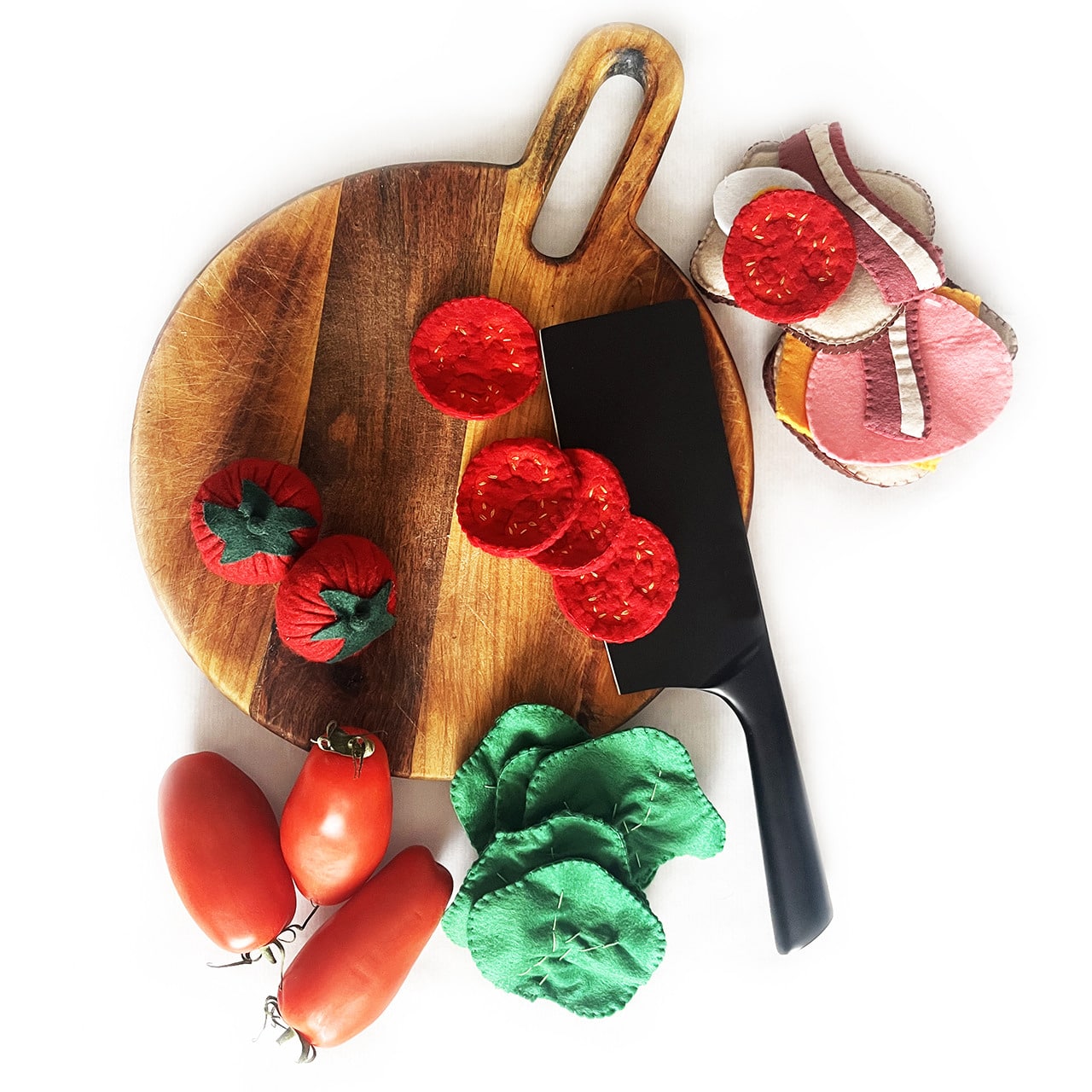La Fabrik à Fée, c’est une histoire de famille : une maman, Edwige, qui décide de fabriquer des fruits et légumes pour que sa fille puisse jouer à la marchande et à la dînette, et un papa, Yohan, qui a toujours rêvé d’être camelot.